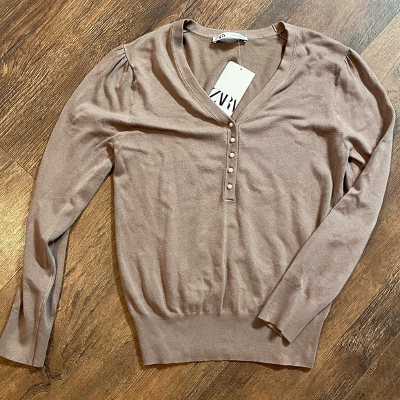 Zara viscose v neck basic sweater with Pearl buttons - Picture 2 of 4